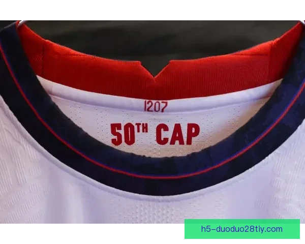 凯恩赛前获赠500球里程碑纪念礼物